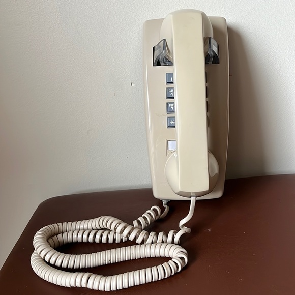 Vintage GTE wall mount push button phone - Picture 3 of 13